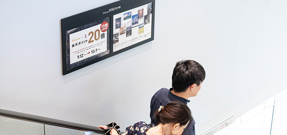 館内エスカレータ