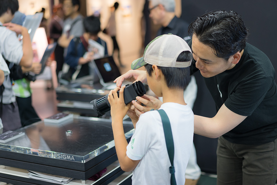 写真展の様子：東京カメラ部2025写真展