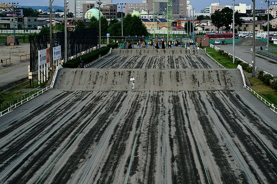 北海道 帯広市(ばんえい十勝)：カメラマン 山岸伸、帯広市副市長 田中敬二、東京カメラ部運営「ばんえい競馬」｜東京カメラ部2019写真展