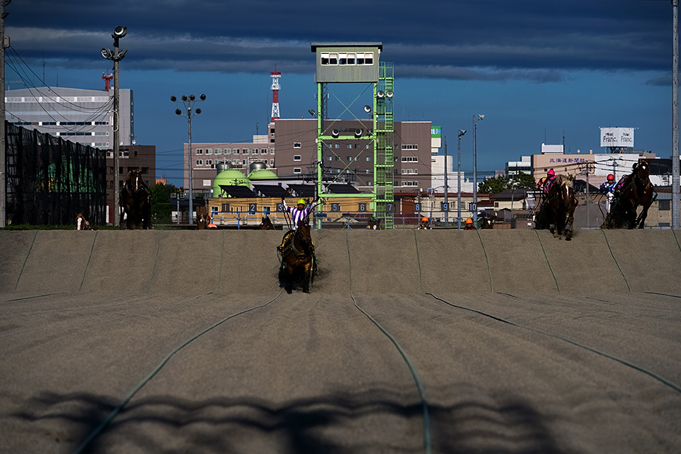 北海道 帯広市(ばんえい十勝)：カメラマン 山岸伸、帯広市副市長 田中敬二、東京カメラ部運営「ばんえい競馬」｜東京カメラ部2019写真展