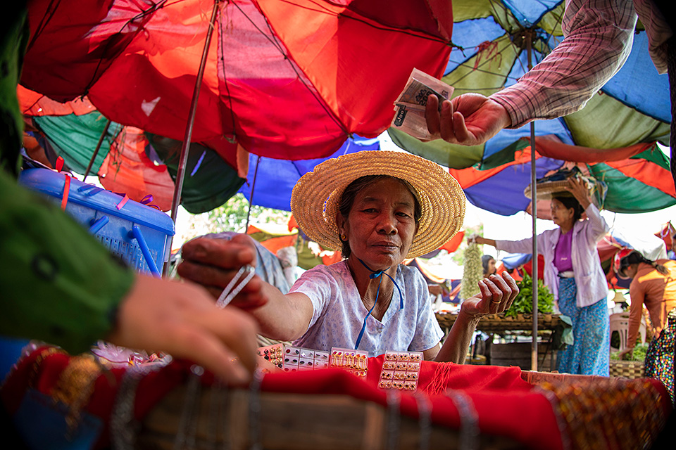 キヤノンマーケティングジャパン：写真家 渋谷敦志、株式会社日本写真企画 フォトコン編集部 副編集長 坂本太士「RF レンズで見つめるスナップとポートレートの あいだ　～RF24-240mm F4-6.3 IS USMの魅力を語る～」